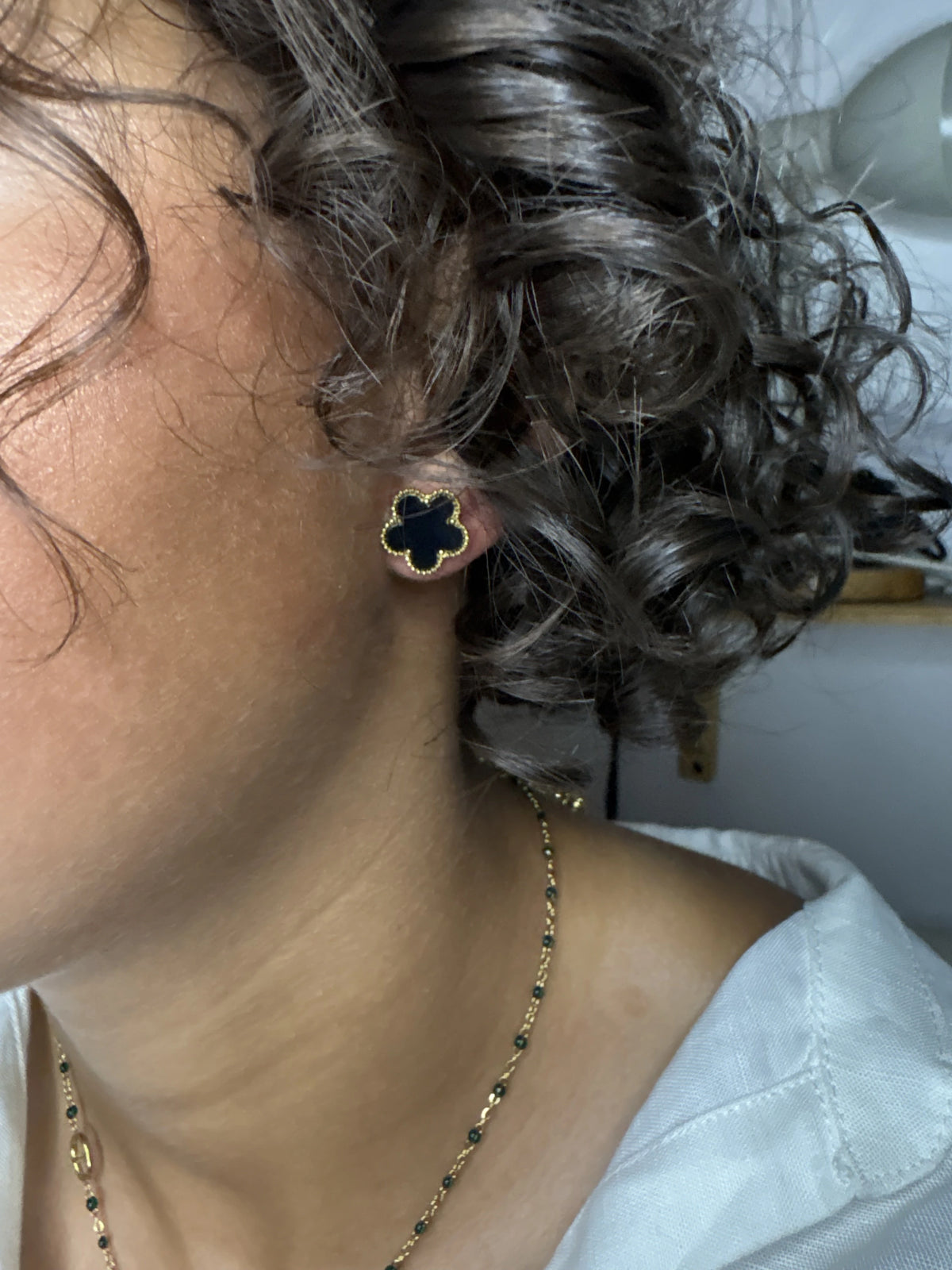 Boucle d’oreille trèfle noir portée