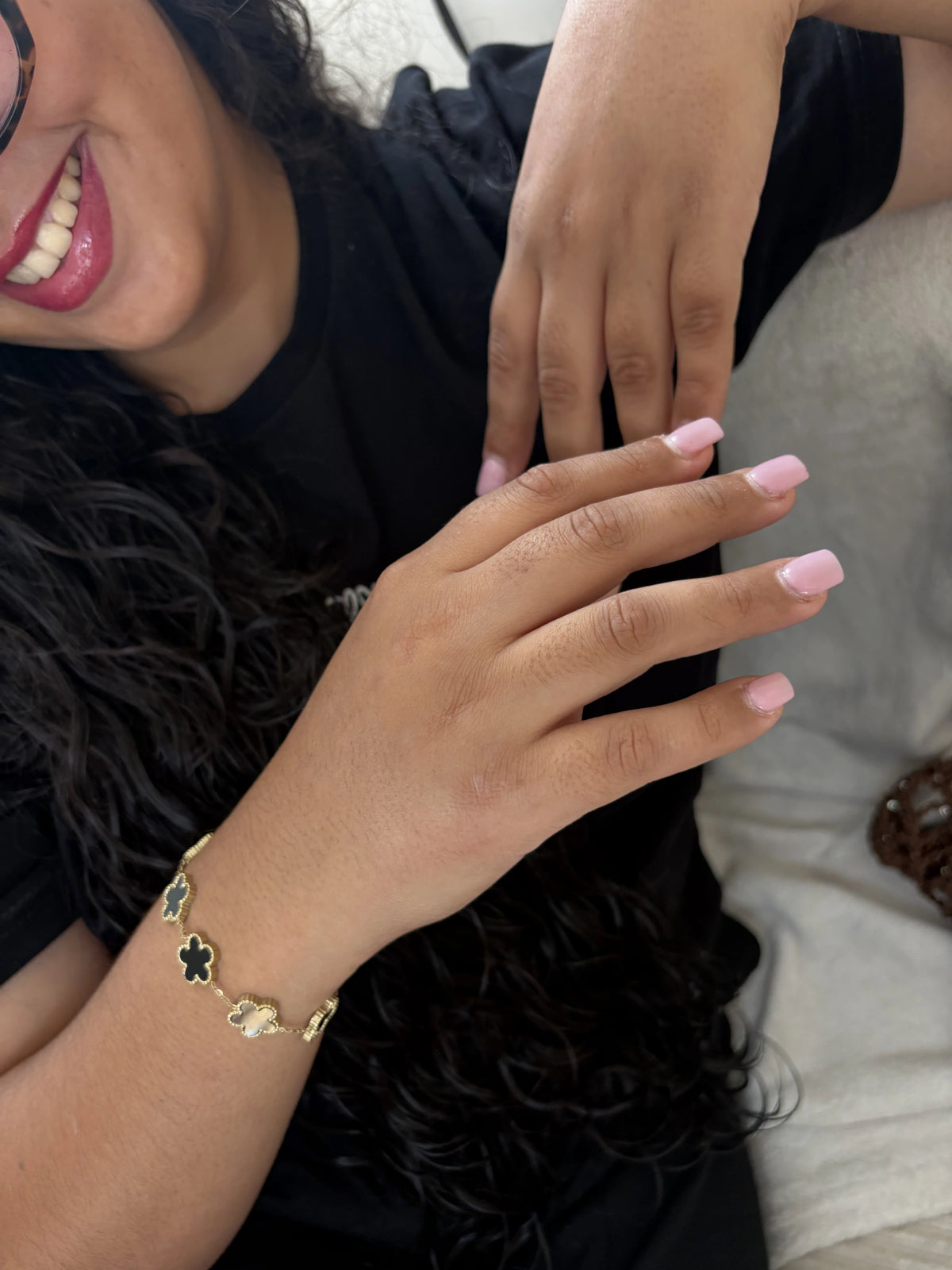 Bague dorée géométrique portée sur la main