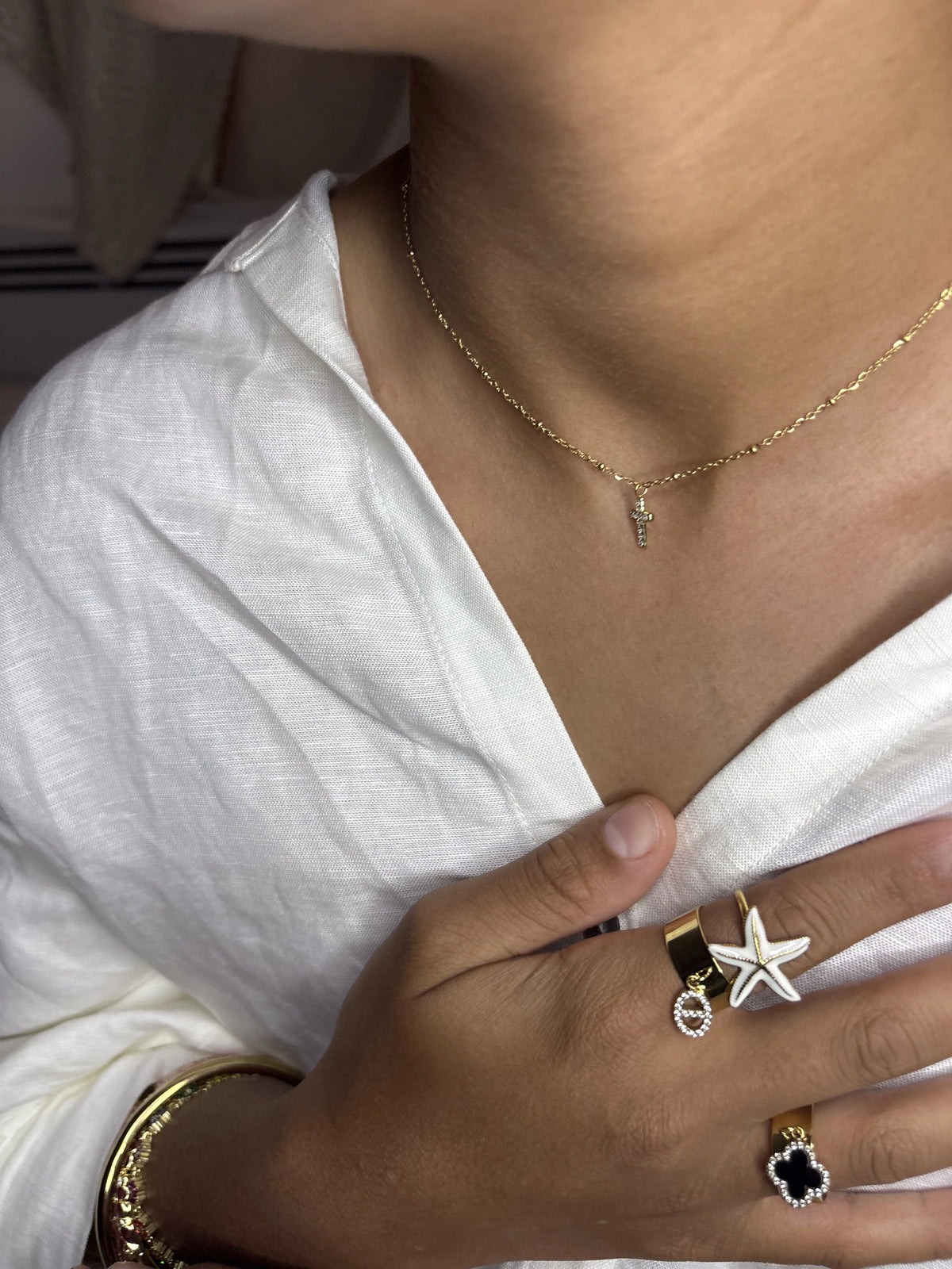 Collier fin doré avec pendentif clé porté