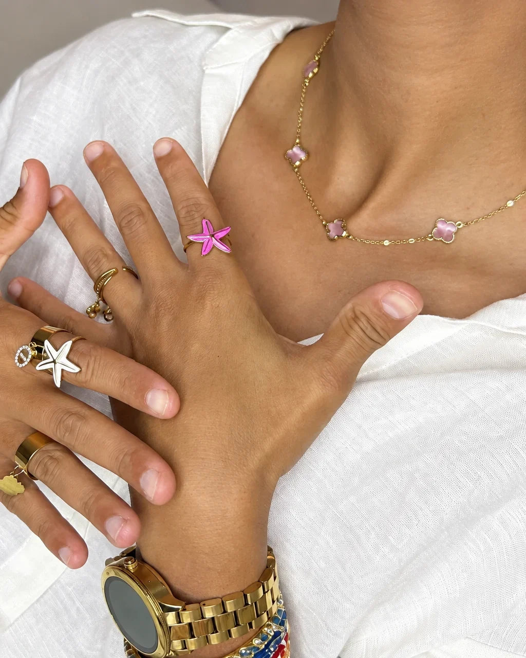 Collier fleurs roses porté sur le cou en gros plan