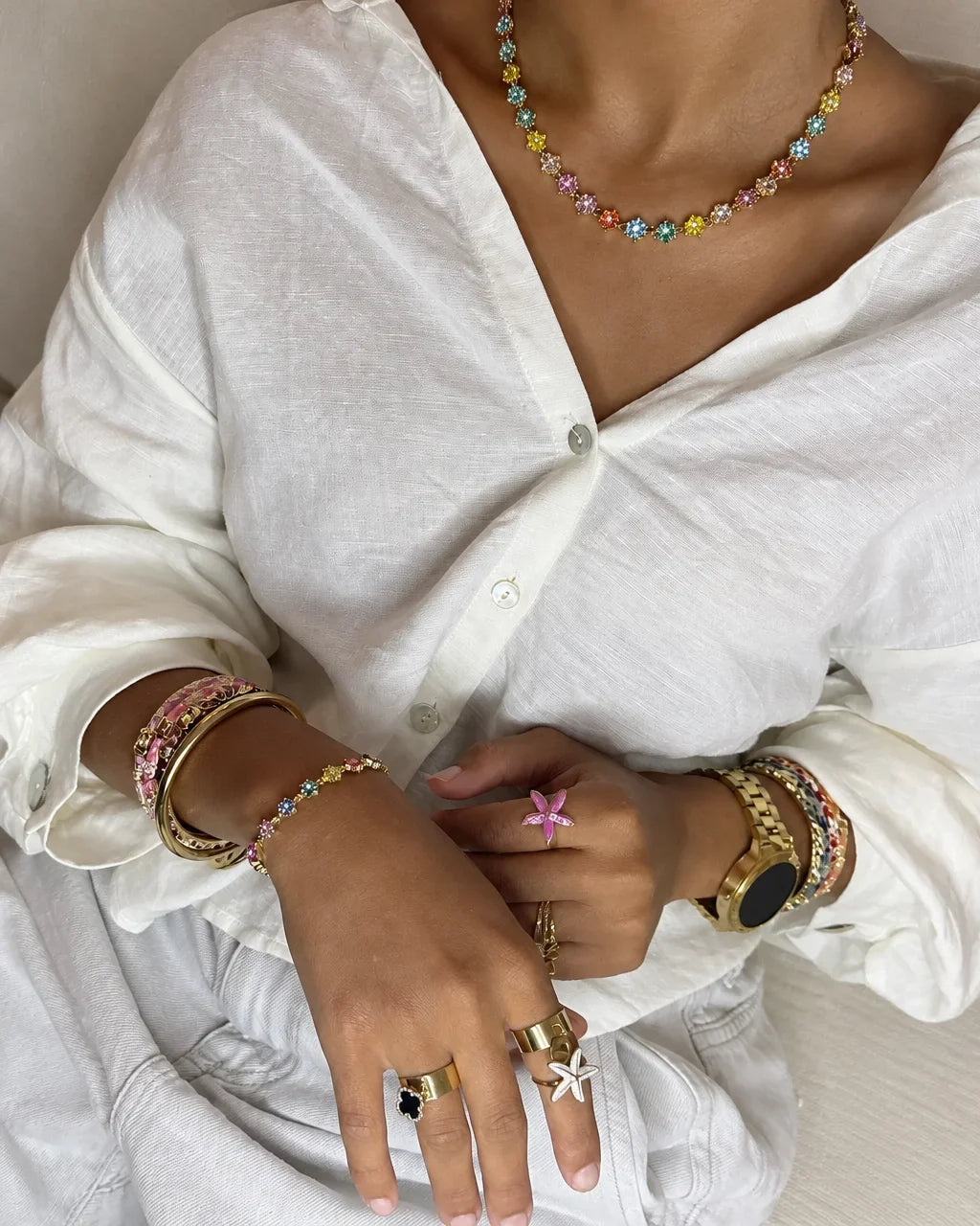 Collier multicolore fleuri porté sur le cou en gros plan