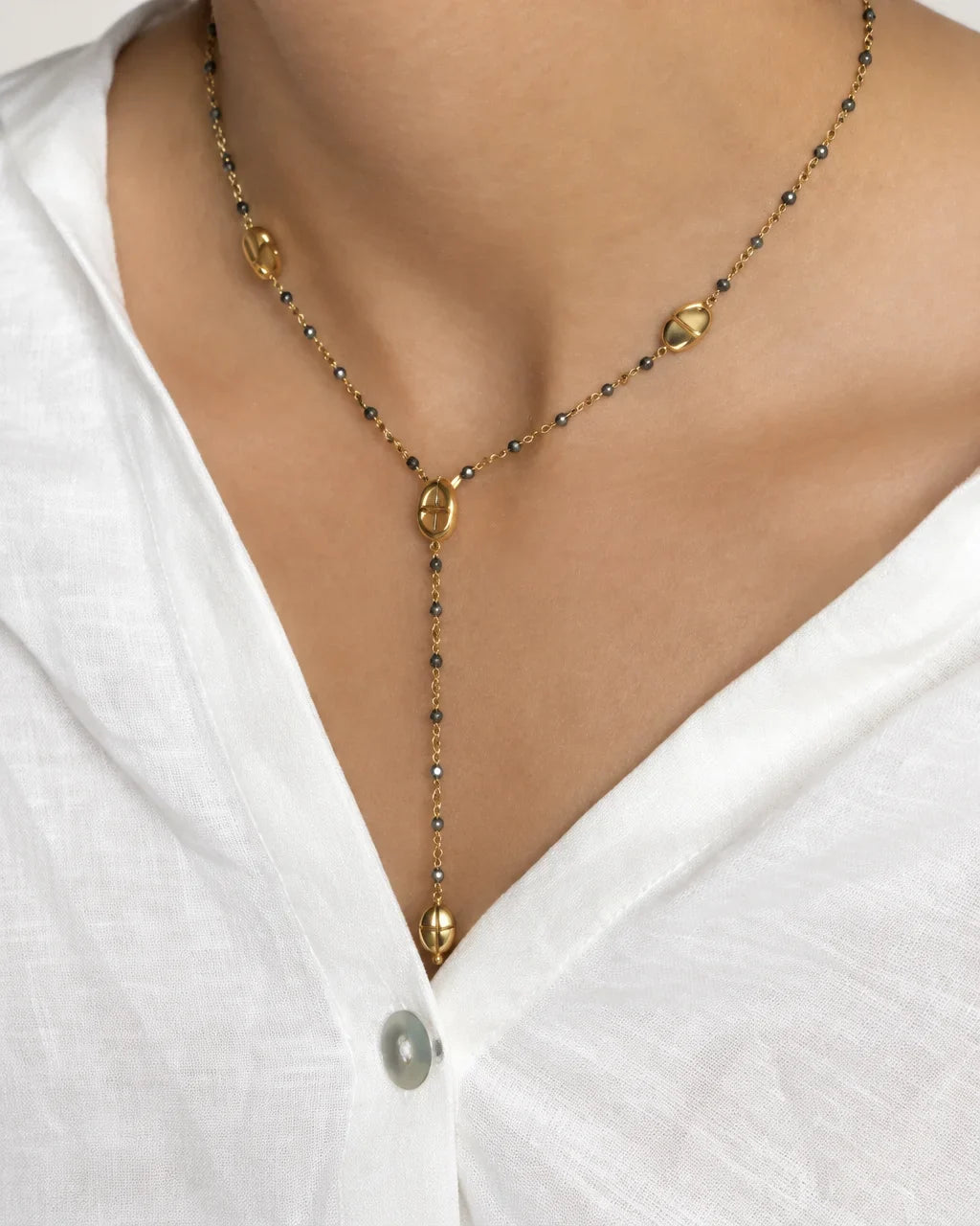 Collier fin à pendentif porté en gros plan